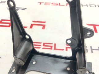 Кронштейн накладки, стойки В, ориг. номер 1052517-00-H, Tesla Model X 2015-2021