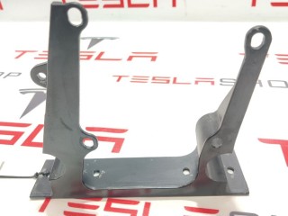 Кронштейн накладки, стойки В, ориг. номер 1052517-00-H, Tesla Model X 2015-2021