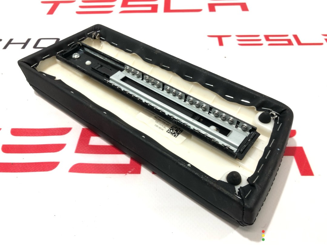 Подлокотник центральной консоли Tesla Model X 2015-2021, 1046444-22-D, фото 4