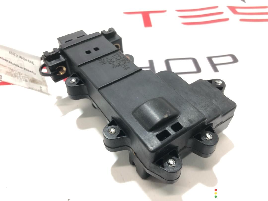 Привод открытия двери Tesla Model X 2015-2021, 1045354-00-B, фото 1