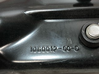Кронштейн крепления петли (фиксатора) багажа, ориг. номер 1060012-00-D, Tesla Model X 2015-2021