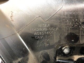 Накладка хромированная 2-го ряда сидения, ориг. номер 1062970-00-A, Tesla Model X 2015-2021