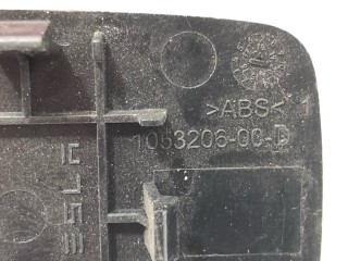 Заглушка облицовки крышки багажника, ориг. номер 1053206-00-D, Tesla Model X 2015-2021
