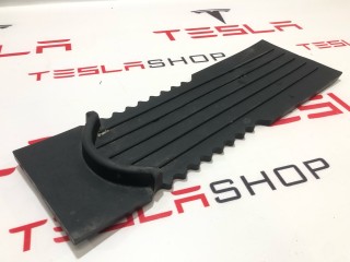 Коврик резиновый центральной консоли, ориг. номер 1058083-00-B, Tesla Model X 2015-2021