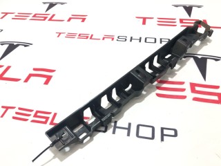 Кронштейн накладки, стойки В, ориг. номер 1053721-00-C, Tesla Model X 2015-2021