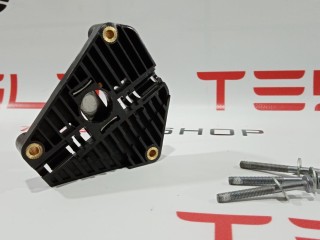Кронштейн мотора привода люка, ориг. номер 6008697-00-A, Tesla Model S 2012-2016