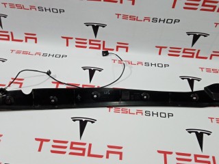 Датчик прижатия (накладка крышки багажника), ориг. номер 1056300-00-C, Tesla Model X 2015-2021