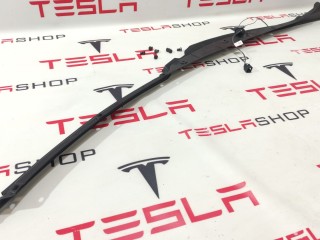 Накладка закрытия подъемной задней двери, ориг. номер 1041594-00-D, Tesla Model X рест 2021-2026