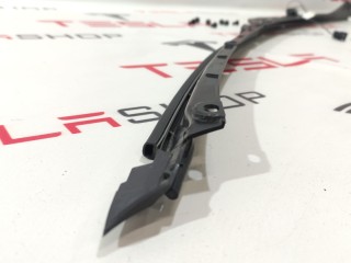 Накладка закрытия подъемной задней двери, ориг. номер 1041594-00-D, Tesla Model X рест 2021-2026