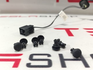 Накладка закрытия подъемной задней двери, ориг. номер 1041594-00-D, Tesla Model X рест 2021-2026