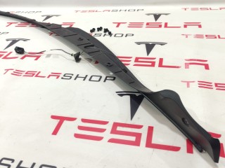 Накладка закрытия подъемной задней двери, ориг. номер 1041594-00-D, Tesla Model X рест 2021-2026