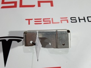 Кронштейн крепления обшивки двери, ориг. номер 1003540-00-A, Tesla Model S 2012-2016