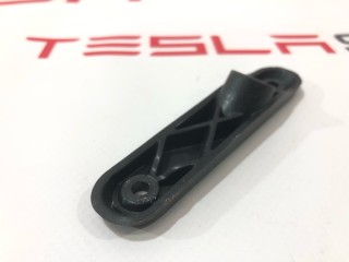 Кронштейн карты (обшивки) двери, ориг. номер 1584751-00-A, Tesla Model S 2-й рест 2021-2026