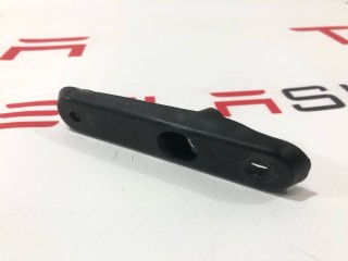 Кронштейн карты (обшивки) двери, ориг. номер 1584751-00-A, Tesla Model S 2-й рест 2021-2026