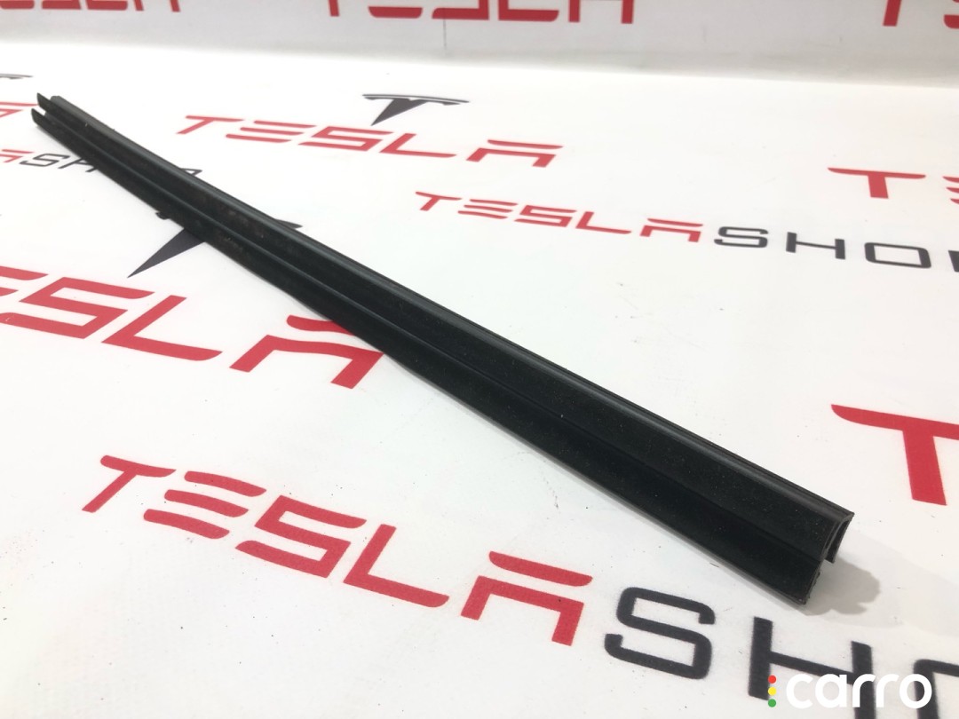 Уплотнитель стекла внутренний двери Tesla Model S 2-й рест 2021-2026, 1613731-00-A, фото 2