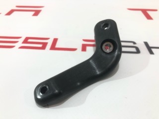 Кронштейн карты (обшивки) двери, ориг. номер 1584796-00-A, Tesla Model S 2-й рест 2021-2026