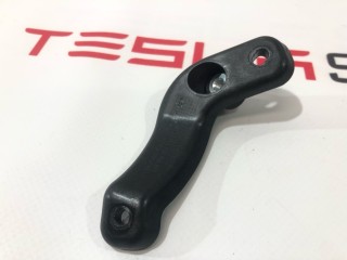 Кронштейн карты (обшивки) двери, ориг. номер 1584795-00-A, Tesla Model S 2-й рест 2021-2026