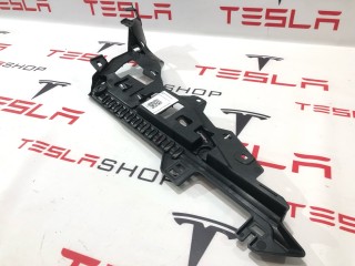Кронштейн внутренний стойки C, ориг. номер 1587702-00-D, Tesla Model S 2-й рест 2021-2026