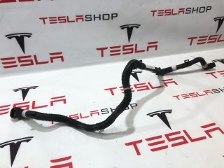Патрубок системы охлаждения заднего мотора, ориг. номер 1589705-00-D, Tesla Model S 2-й рест 2021-2026