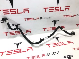 Патрубок системы охлаждения заднего мотора, ориг. номер 1589705-00-D, Tesla Model S 2-й рест 2021-2026