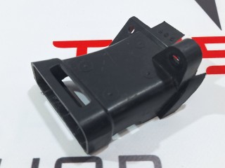 Кронштейн воздуховода противотуманной фары, ориг. номер 1056248-00-D, Tesla Model X 2015-2021