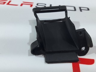 Кронштейн воздуховода противотуманной фары, ориг. номер 1056247-00-E, Tesla Model X 2015-2021