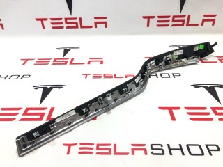 Накладка декоративная обшивки двери, ориг. номер 1035788-11-B, Tesla Model X 2015-2021