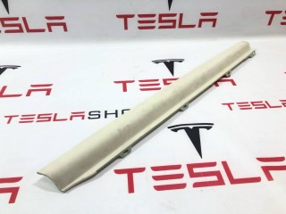 Накладка межсекционная подъемной задней двери, ориг. номер 1051547-03-C, Tesla Model X 2015-2021