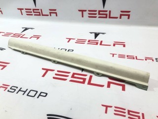Накладка межсекционная подъемной задней двери, ориг. номер 1051547-03-C, Tesla Model X 2015-2021