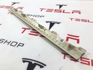 Накладка межсекционная подъемной задней двери, ориг. номер 1051547-03-C, Tesla Model X 2015-2021