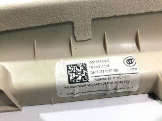 Накладка межсекционная подъемной задней двери, ориг. номер 1051547-03-C, Tesla Model X 2015-2021