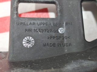 Кронштейн накладки, стойки В, ориг. номер 1053727-00-H, Tesla Model X 2015-2021