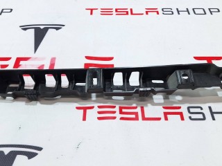 Кронштейн накладки, стойки В, ориг. номер 1053721-00-C, Tesla Model X 2015-2021