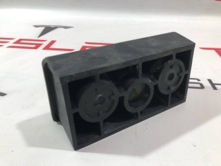 Опора под домкрат (подушка), ориг. номер 1045887-00-B, Tesla Model X 2015-2021