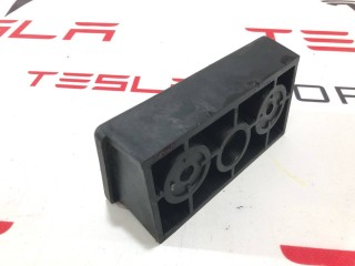 Опора под домкрат (подушка), ориг. номер 1045887-00-B, Tesla Model X 2015-2021