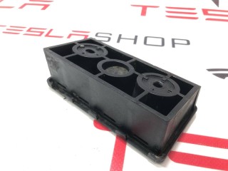 Опора под домкрат (подушка), ориг. номер 1045887-00-B, Tesla Model X 2015-2021
