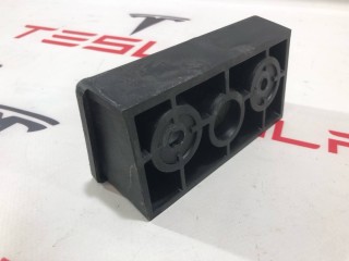 Опора под домкрат (подушка), ориг. номер 1045887-00-B, Tesla Model X 2015-2021