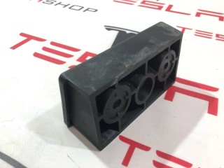 Опора под домкрат (подушка), ориг. номер 1045887-00-B, Tesla Model X 2015-2021