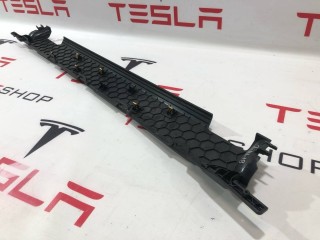 Накладка проема подъемной задней двери, ориг. номер 1105135-00-F, Tesla Model X 2015-2021