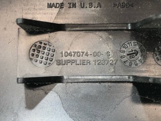 Накладка петли подъемной задней двери, ориг. номер 1047074-00-G, Tesla Model X 2015-2021