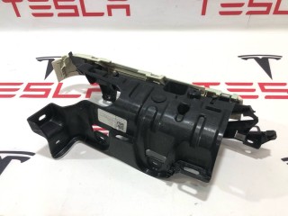 Накладка подъемной задней двери, ориг. номер 1055048-06-J, Tesla Model X 2015-2021