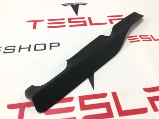 Накладка салазки сидения (пассажирская), ориг. номер 1066617-00-A, Tesla Model X 2015-2021