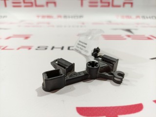 Кронштейн крепления проводки отопителя, ориг. номер 1088218-00-H, Tesla Model 3 2017-2021