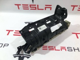 Кронштейн накладки, подъемной задней двери, ориг. номер 1055012-06-J, Tesla Model X 2015-2021