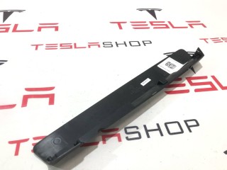Заглушка салазки сиденья, ориг. номер 1066623-00-A, Tesla Model X 2015-2021