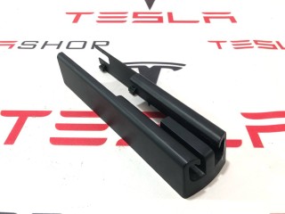 Заглушка салазки сиденья, ориг. номер 1061613-00-D, Tesla Model X 2015-2021