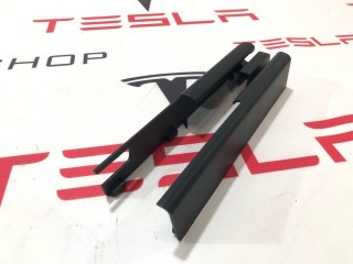 Заглушка салазки сиденья, ориг. номер 1061613-00-D, Tesla Model X 2015-2021