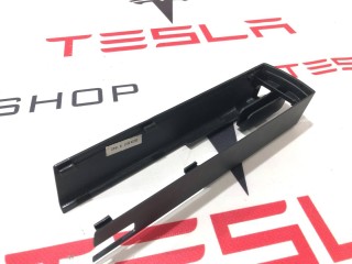 Заглушка салазки сиденья, ориг. номер 1061613-00-D, Tesla Model X 2015-2021