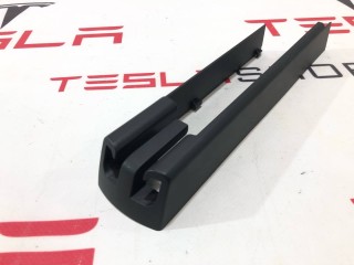 Заглушка салазки сиденья, ориг. номер 1062359-00-E, Tesla Model X 2015-2021