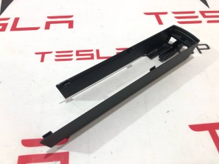 Заглушка салазки сиденья, ориг. номер 1062359-00-E, Tesla Model X 2015-2021
